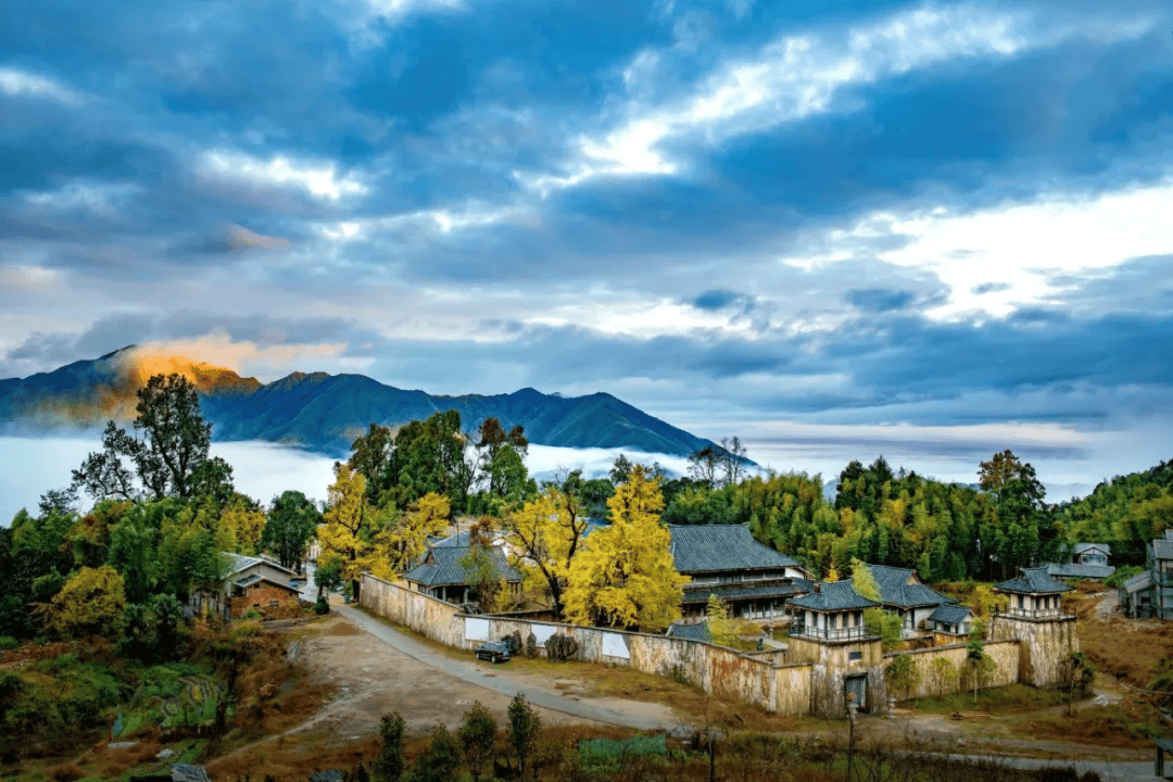 为什么年轻人迷上了爬山？ | 秋高气爽，是时候出发了→