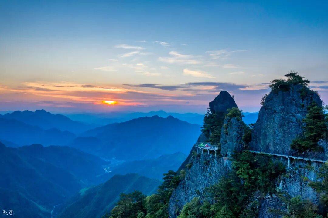 为什么年轻人迷上了爬山？ | 秋高气爽，是时候出发了→