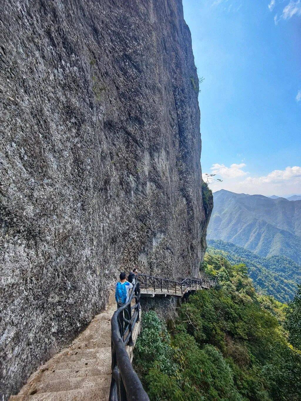 为什么年轻人迷上了爬山？ | 秋高气爽，是时候出发了→