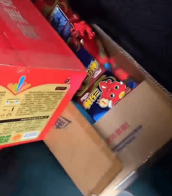 密密麻麻堆满!两亲家为给子女婚礼“添彩”,竟把私家车变成移动“火药库”