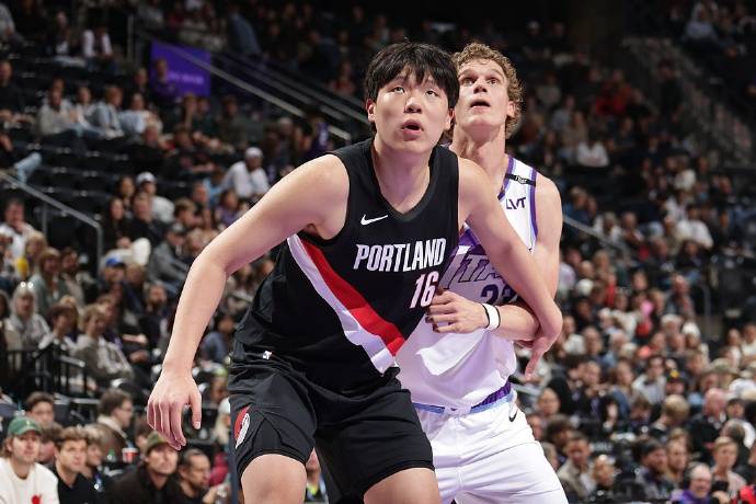 杨瀚森迎NBA常规赛首秀,两罚全中拿到个人NBA生涯首分;此前出场时播音字幕都是中文