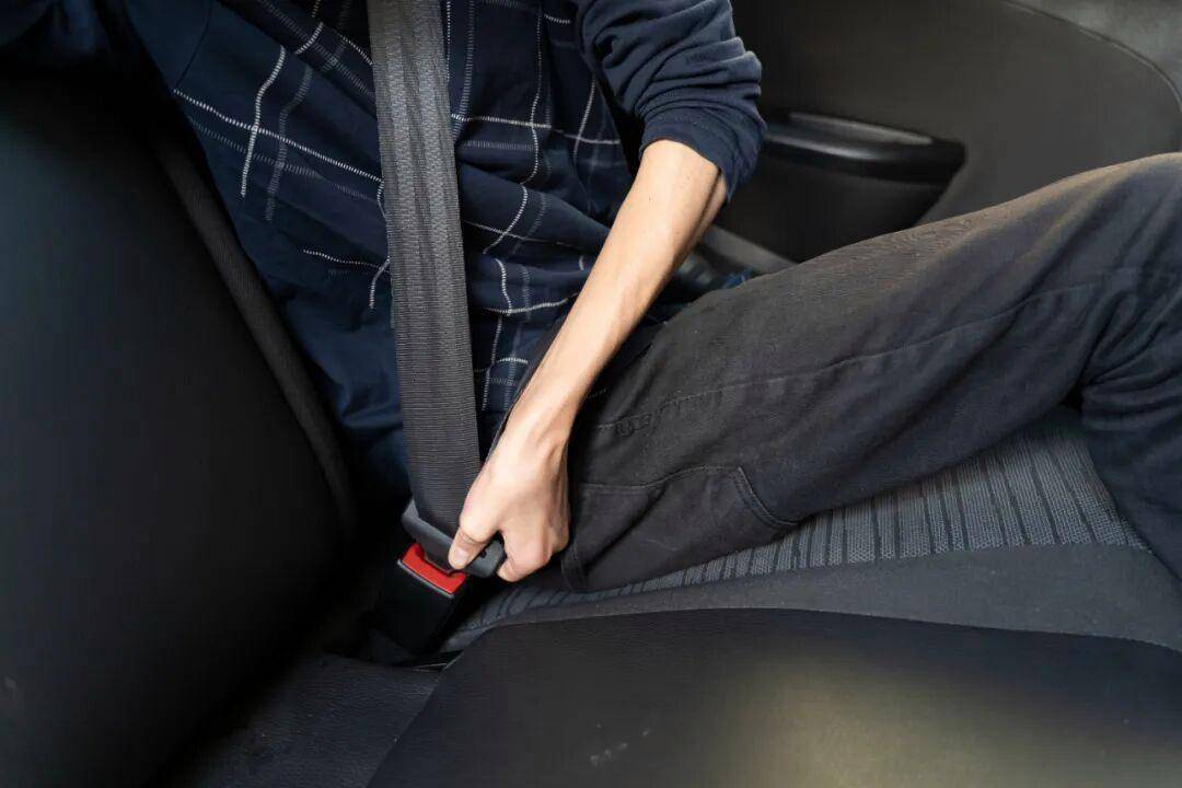 死亡率翻倍!后排乘客不系安全带,危险且违法