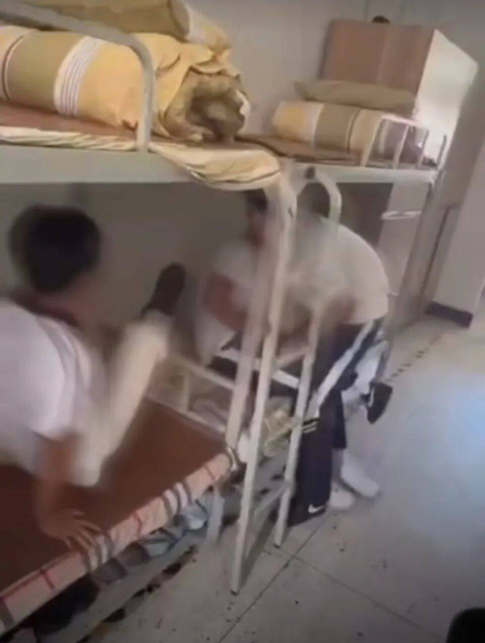 “男生在宿舍被多人殴打”视频疯传!涉事学校通报