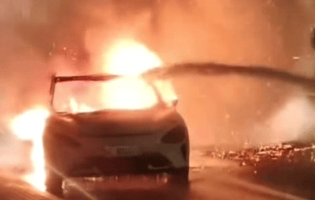 一小米SU7事故后突然起火,知情人:刚到维修店下拖车就自燃了,烧了二三十分钟