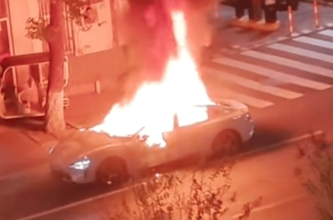 一小米SU7事故后突然起火,知情人:刚到维修店下拖车就自燃了,烧了二三十分钟
