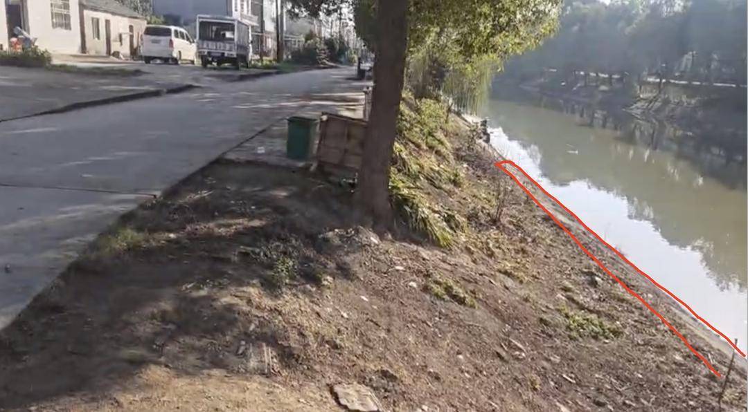 3岁男童家门口落水母亲施救双双遇难，家属质疑“河道护坡陡峭无法自救”