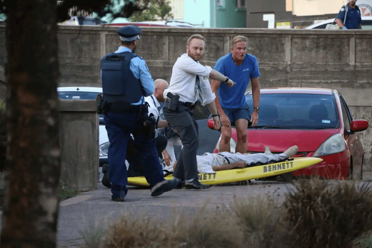 悉尼枪手被制服,愤怒民众猛踩头部,调查显示枪手合法持有六支枪