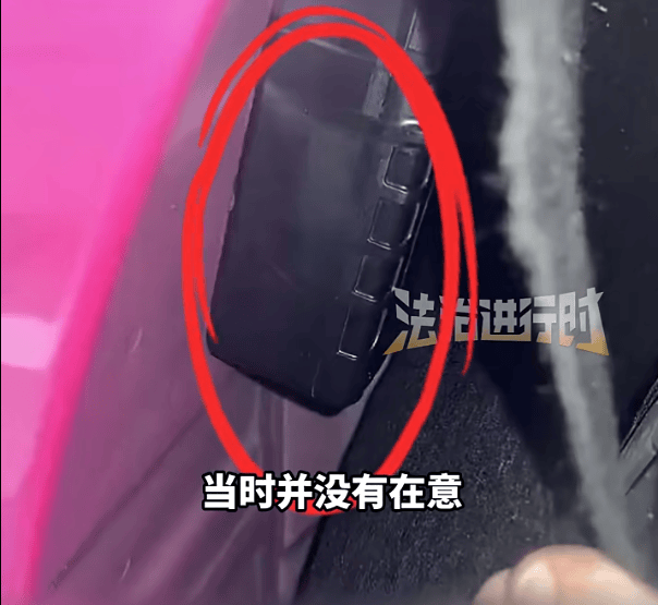 江苏一女车主发现汽车轮毂内被安装跟踪器，男子试图拿走跟踪器时被抓获；警方：女车主获赔6000元，涉事男子被拘留