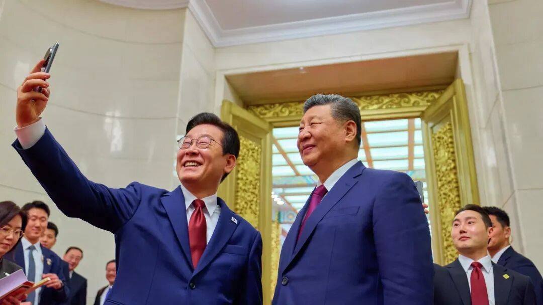 李在明用小米手机与习近平自拍