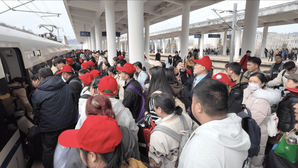 云南铁路春节假期发送旅客超350万人次，大年初七最高达53.9万人次