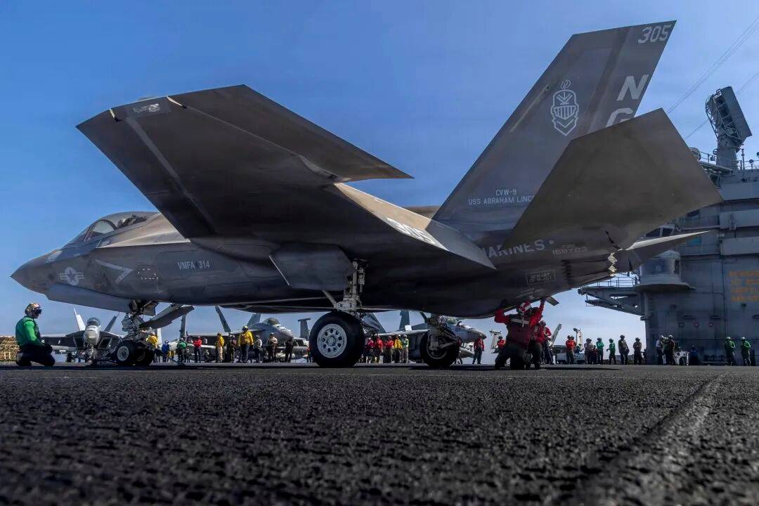 美军最大航母“福特”号停靠希腊，650个厕所坏了近9成，舰员上厕所排队要四五十分钟